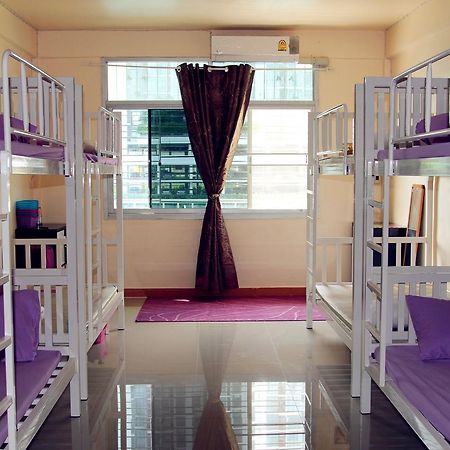 Small Elephant Hostel Bangkok Exterior foto